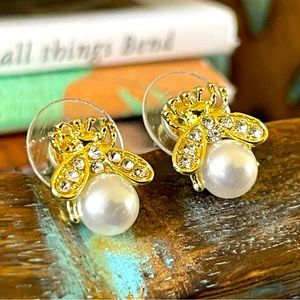 Golden bee 🐝 stud errings